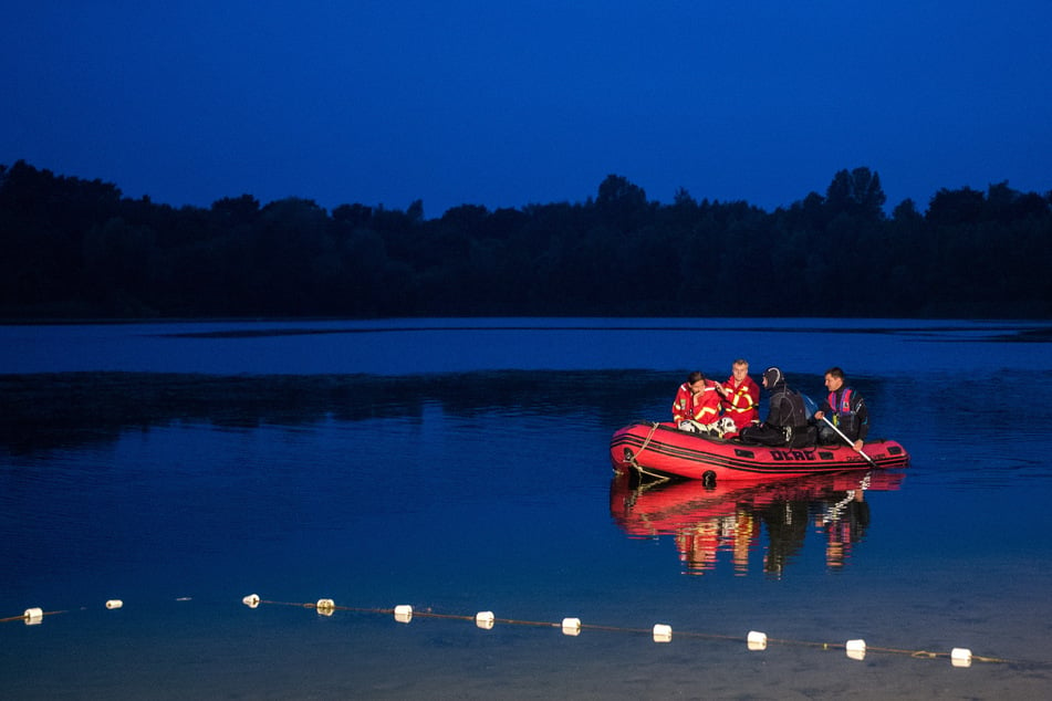 Ein DLRG-Boot sucht in einem See nach einem vermissten Schwimmer.