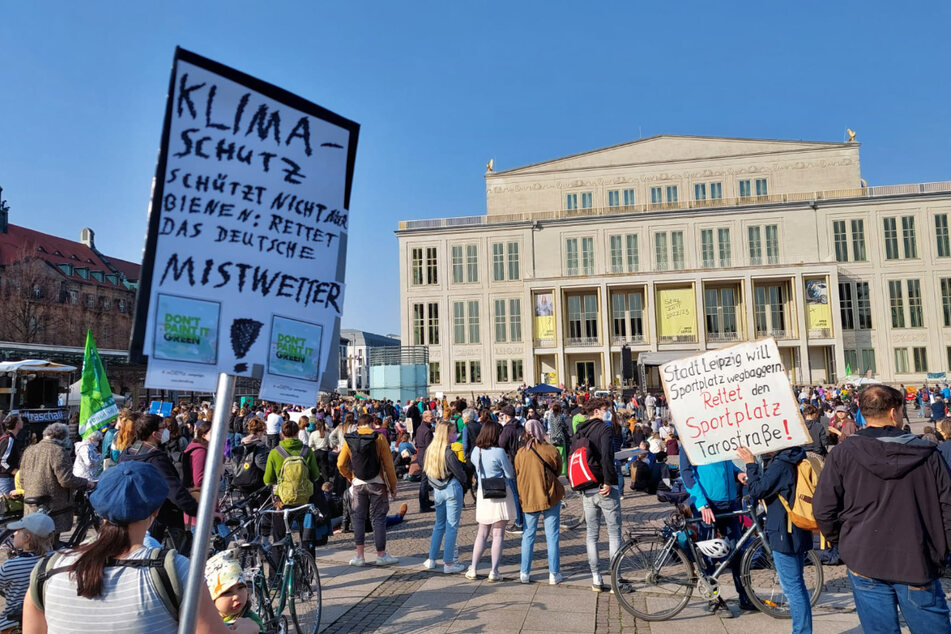 Leipzig: #PeopleNotProfit: Globaler Klimastreik legt Leipziger Innenstadt lahm