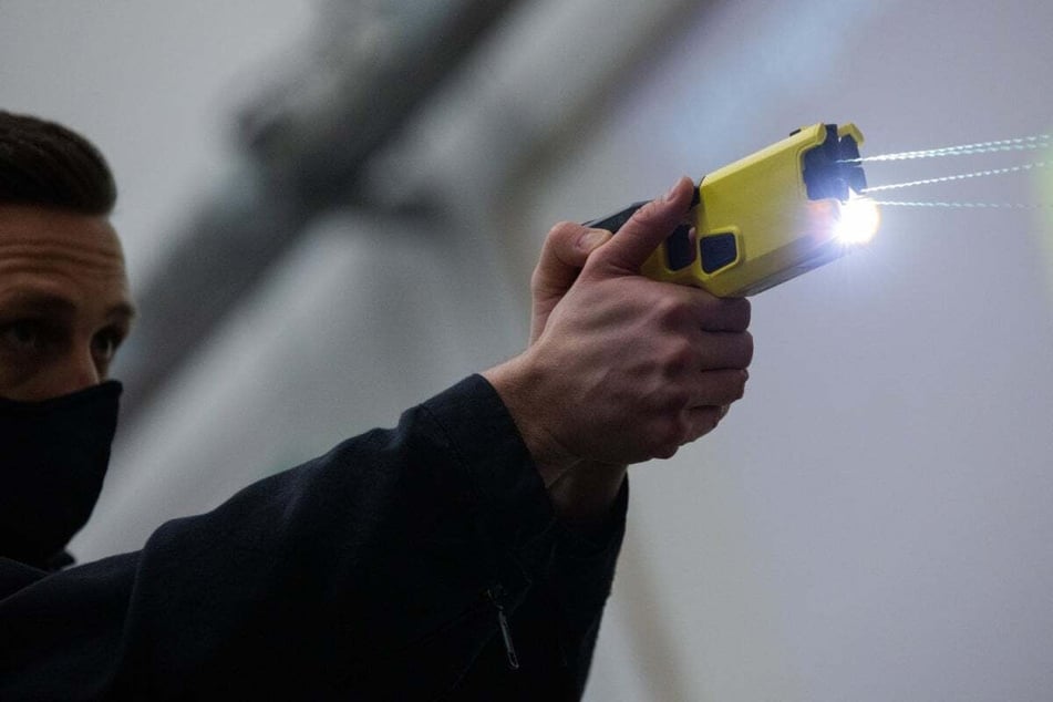 71-Jähriger greift Ehefrau und Schwägerin mit Axt und Messer an: Polizei feuert mit Taser auf ihn