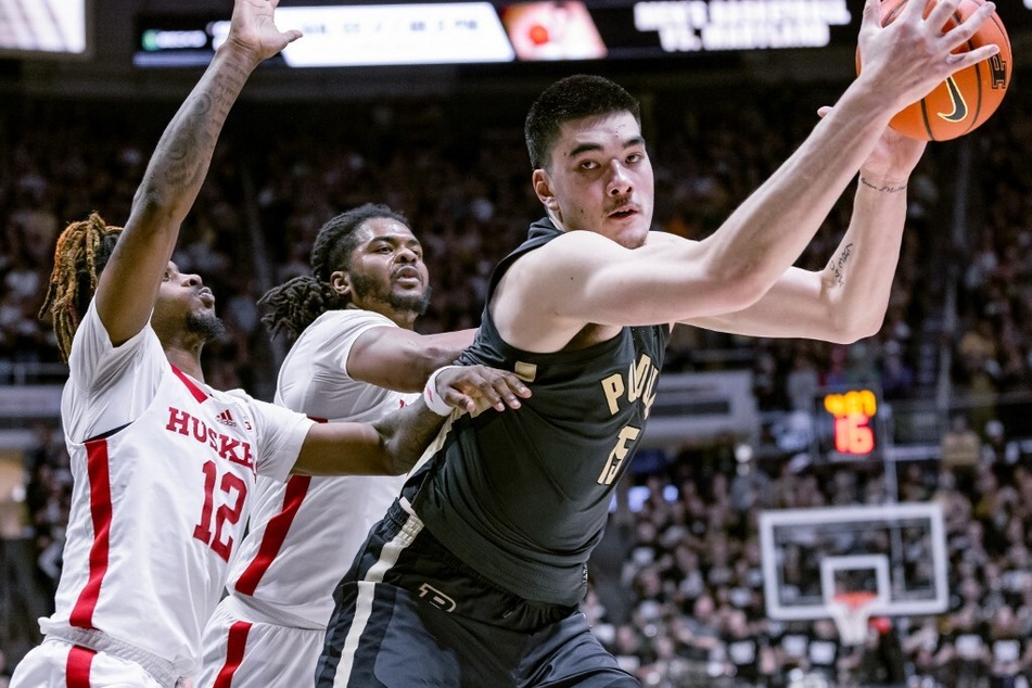 Junior Zach Edey (r.) has become one of the best players in college basketball this season after putting up huge numbers on the court for the Purdue Boilermakers.