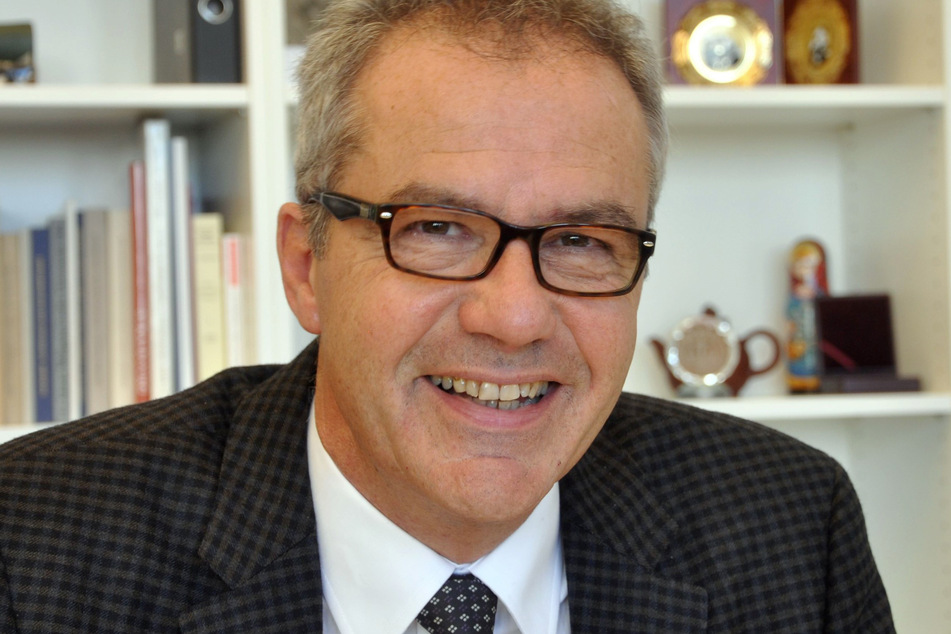 Der Rechtswissenschaftler Georg Hermes. Er hält die aktuelle verfassungsrechtliche Kritik am Corona-Regelwerk für teilweise übertrieben.