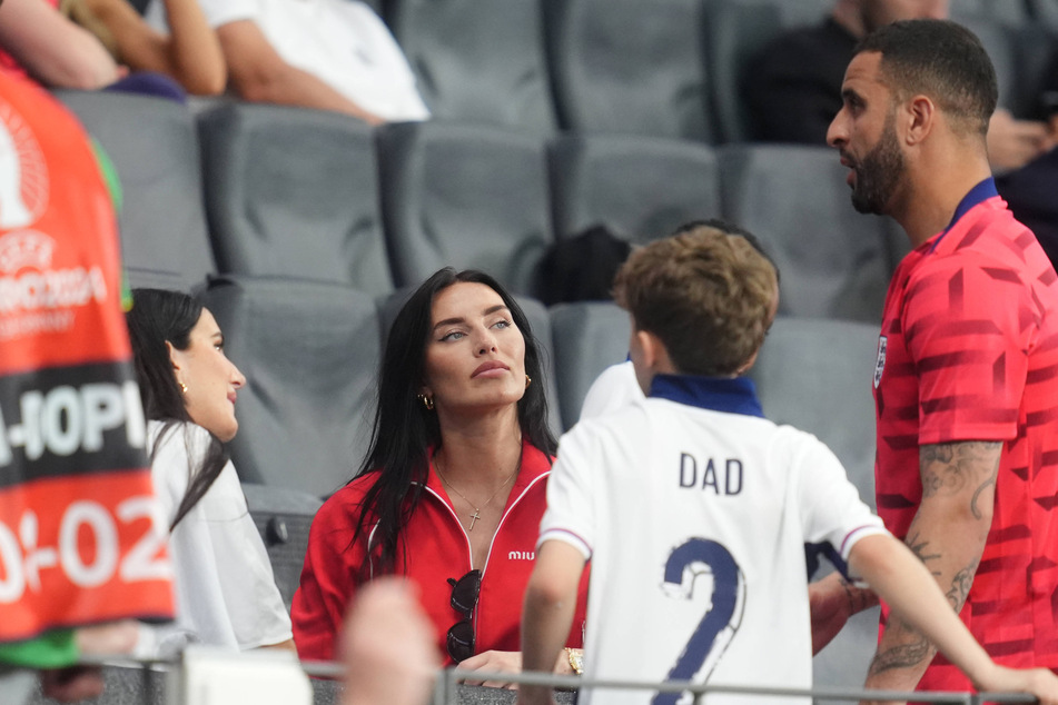 Krach auf der EM-Tribüne: Spielerfrauen verbünden sich gegen Affäre von England-Star!