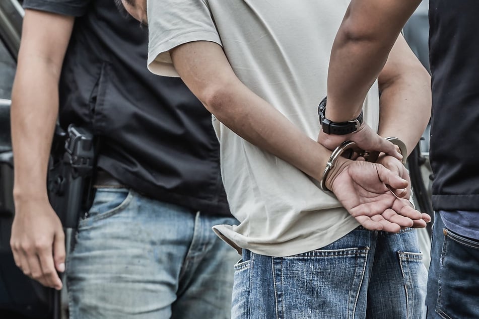 Der junge Mann (22) wurde laut eigener Aussage von den falschen LKA-Beamten "festgenommen" und für mehrere Stunden festgehalten. (Symbolfoto)