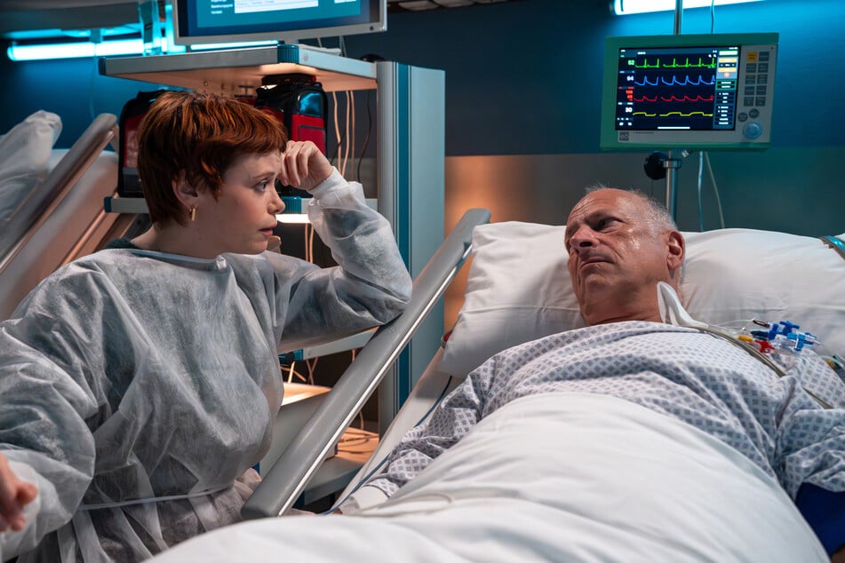 Theresa Römhild (Sina Reiß, 40, l.) ist schockiert, als sie erfährt, was ihr Vater allen verheimlicht hat.