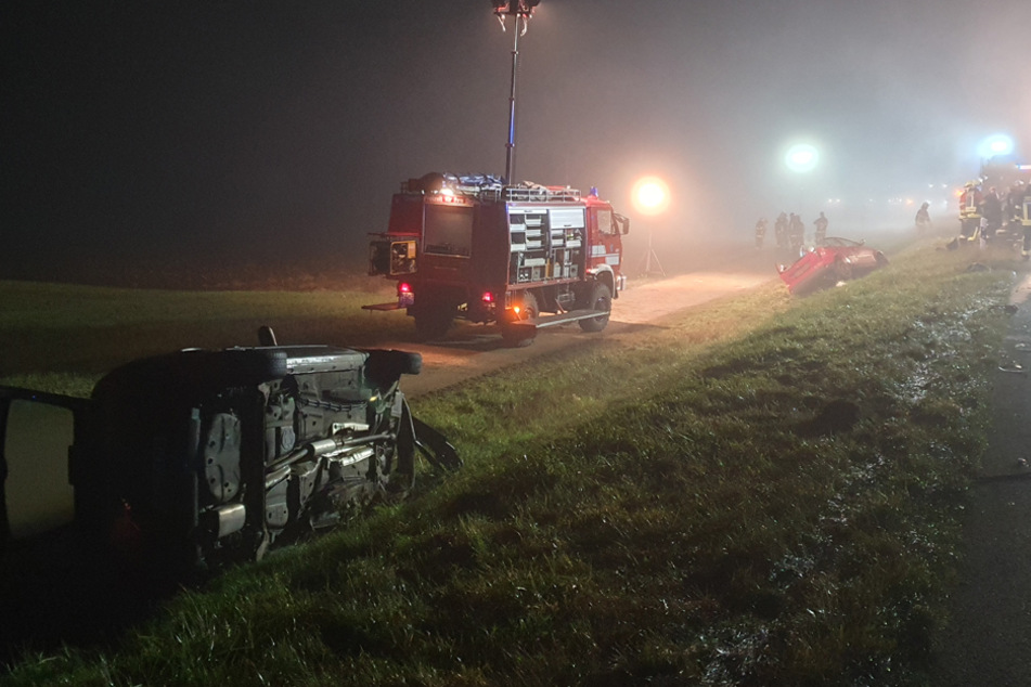 Gegen 21.30 Uhr kam es ersten Informationen zufolge zu einem Frontal-Zusammenstoß auf der B16.