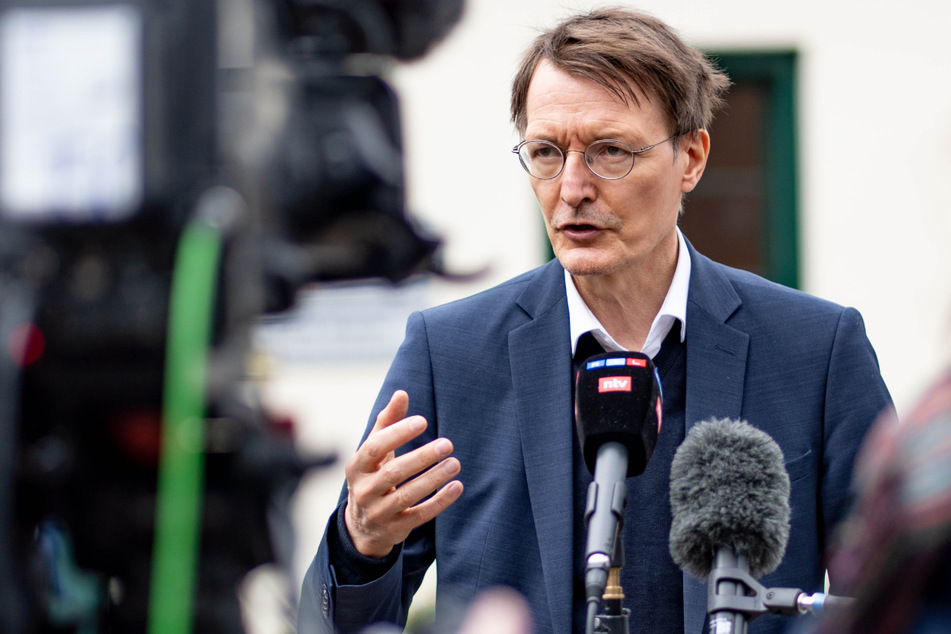 SPD-Politiker Karl Lauterbach (59) äußerte sich am Rande eines Klinik-Besuchs in Schleswig-Holstein auch zu möglichen Entführungsplänen der "Vereinten Patrioten".