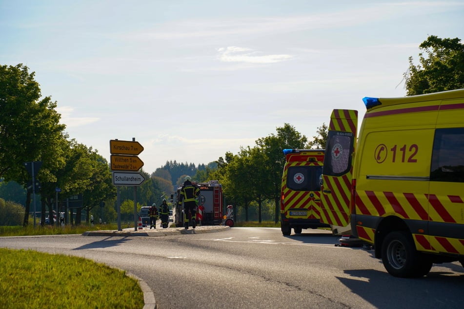 In einem Kreisverkehr von Neukirch/Lausitz kollidierte am Mittwoch ein VW mit einem Moped.