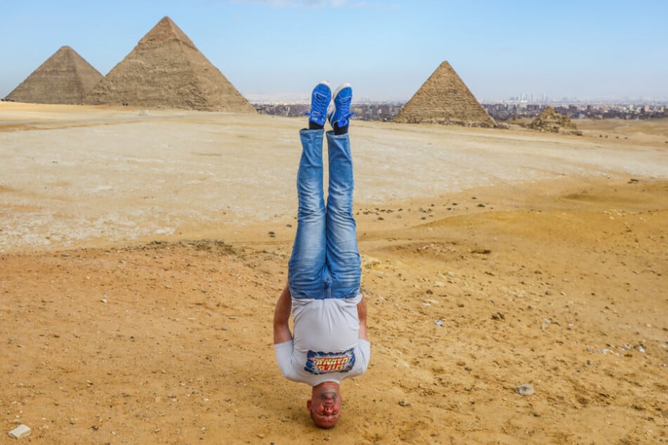 Wo immer Heiko "Hahny" Hahnewald (56) Urlaub macht, lässt er sich - wie vor den Pyramiden in Gizeh - auf dem Kopf balancierend fotografieren.