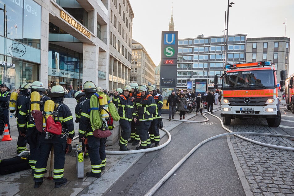Die Europa-Passage in der Hamburger Innenstadt musste am Samstag wegen eines Brandes evakuiert werden.