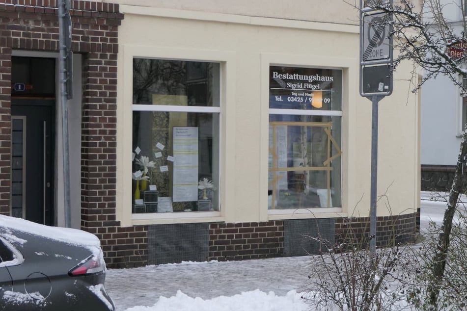 Auch das Schaufenster dieses Bestattungshauses ...