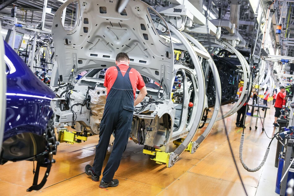 Im Leipziger Porsche-Werk wird an einem neuen Macan geschraubt.