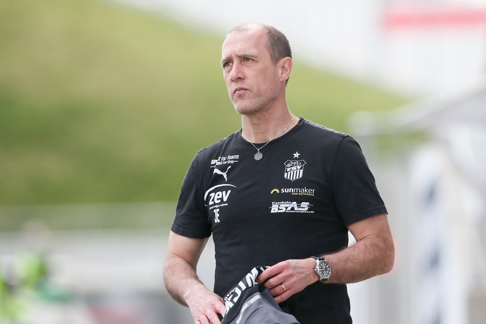 FSV-Coach Joe Enochs (49) hofft, dass seine Mannschaft am Sonnabend in Magdeburg nicht nur - wie zuletzt gegen Viktoria Köln - gut spielt, sondern sich dann auch mit Punkten belohnt.