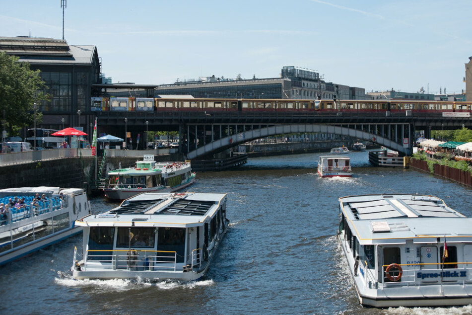 Ausflugsschiffe fahren auf der Spree. (Archivbild)