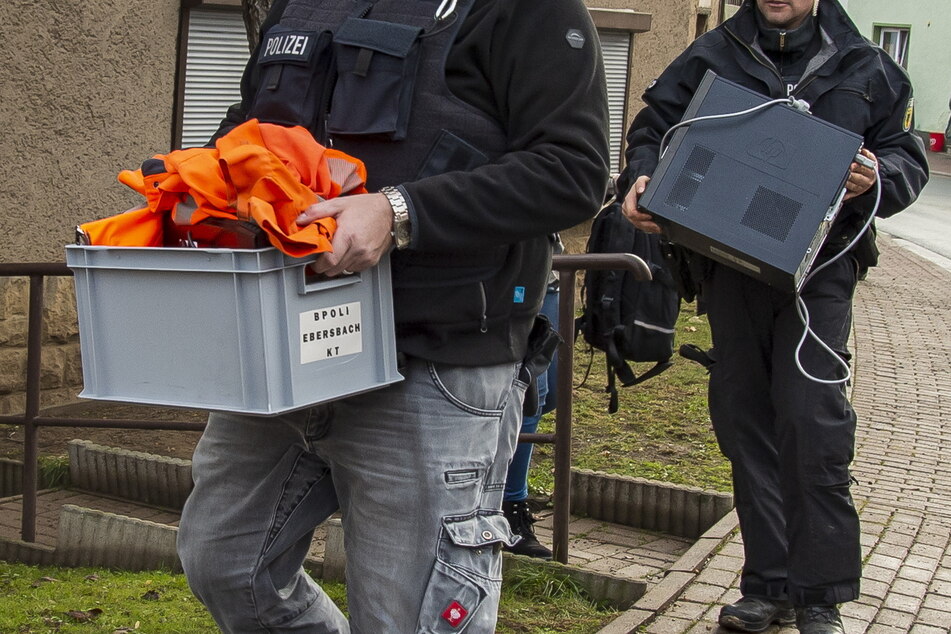 Beamte sichern Beweismittel, darunter Warnwesten der Bahn, die bei dem Coup Ende 2021 offenbar getragen wurden.