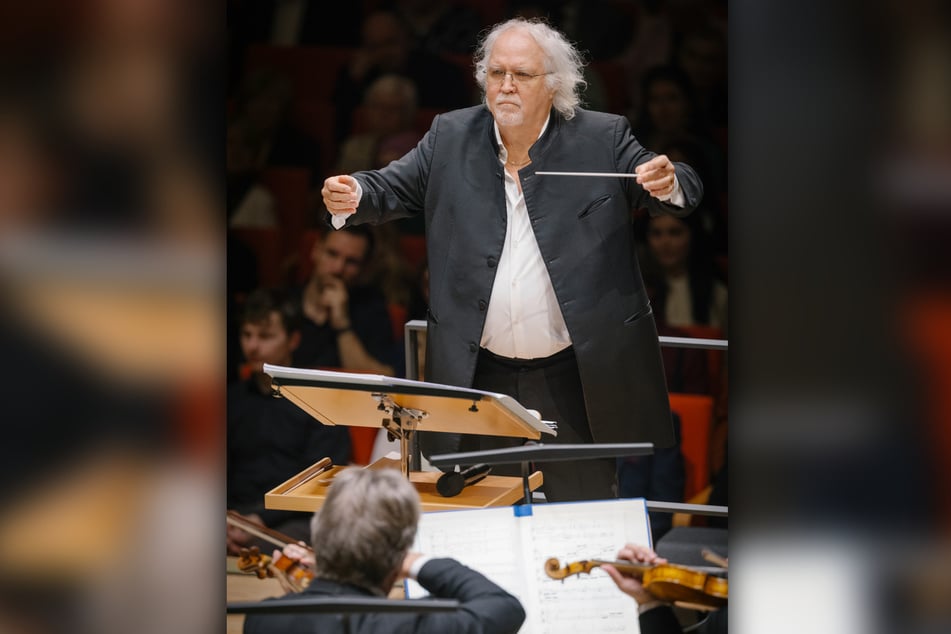 Chefdirigent Sir Donald Runnicles (71) am Pult.