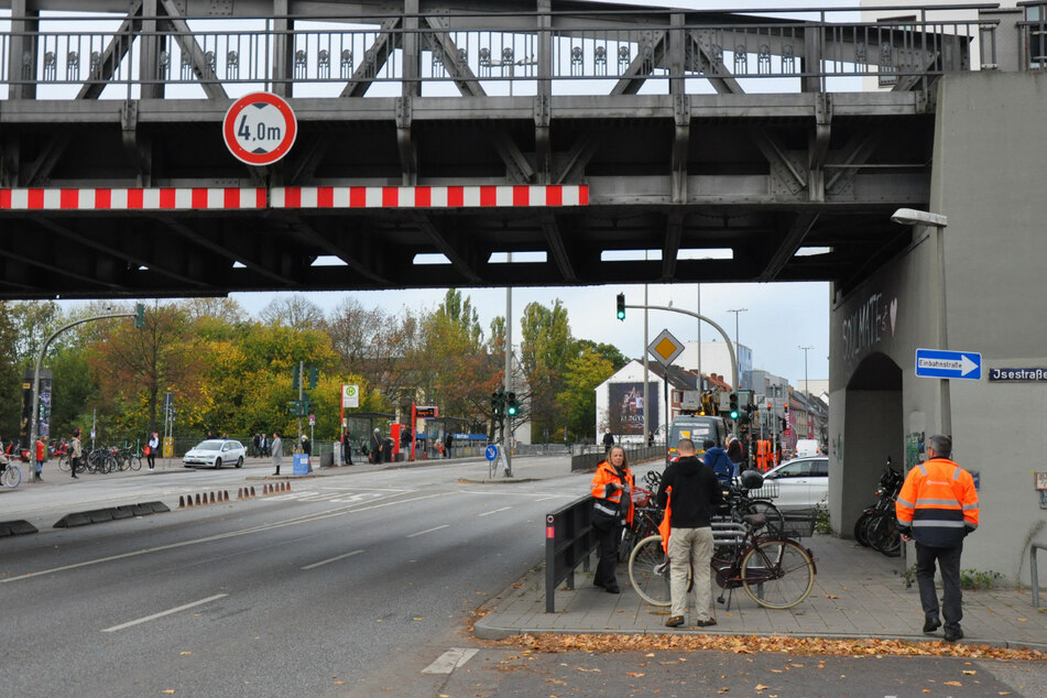 Am Donnerstag hat ein Lkw eine U-Bahn-Brücke in Hamburg-Hoheluft gestreift. Die Linie U3 wurde kurzzeitig lahmgelegt.