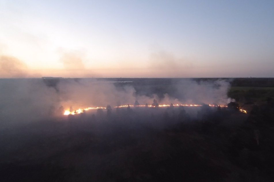 Das Feuer im Naturschutzgebiet Aschendorf südlich von Papenburg ist auch aus der Luft deutlich zu sehen.