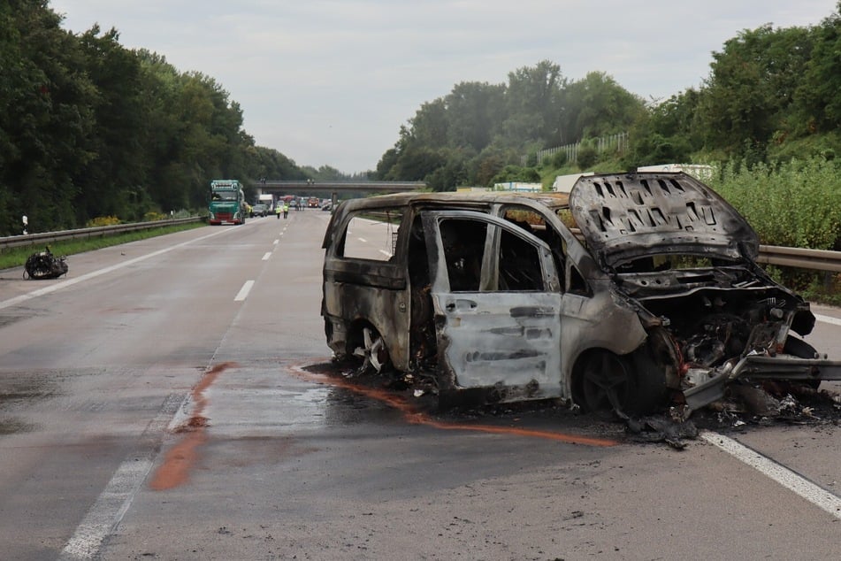 Eines der verunglückten Fahrzeuge blieb völlig ausgebrannt auf der A5 stehen.