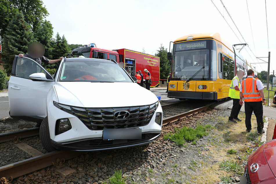 Beim Abbiegen erfasste die Straßenbahn den weißen Hyundai.