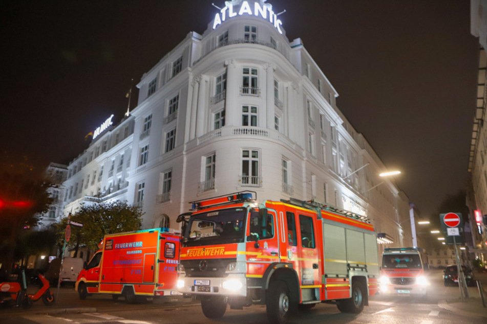 Einsatzkräfte stehen vor dem Hotel Atlantic.