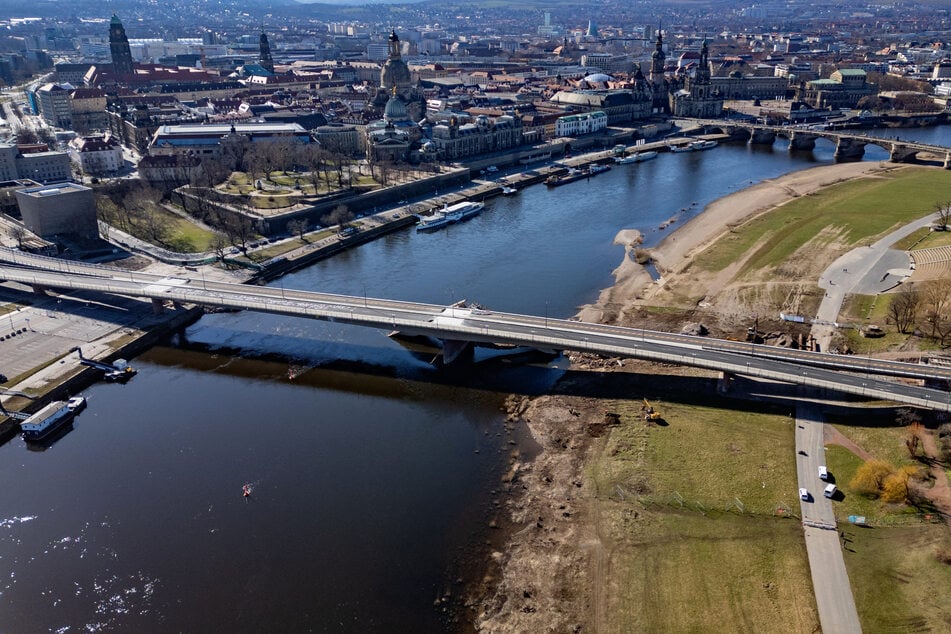 Nach weiteren Spanndrahtbrüchen musste die Schifffahrt auf der Elbe 72 Stunden lang pausieren.