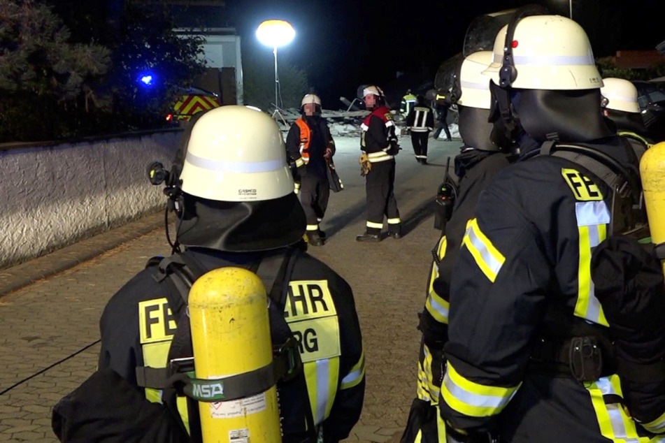 Das Foto zeigt Einsatzkräfte der Feuerwehr am Unglücksort in Zwingenberg.
