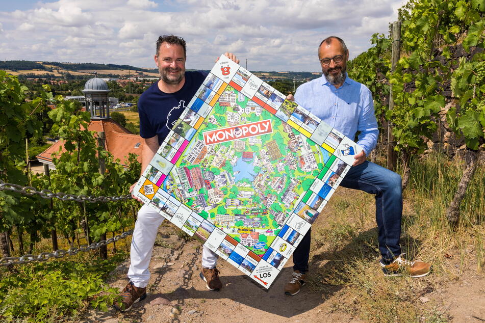 Raimund Dinglinger (51, r.) und Thomas Rohe (61) präsentieren stolz das Radebeul-Monopoly.