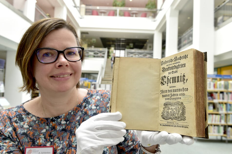 Lektorin Antje Schlenker (48) von der Chemnitzer Stadtbibo ist stolz auf die frisch restaurierte Stadtchronik aus dem Jahr 1734.