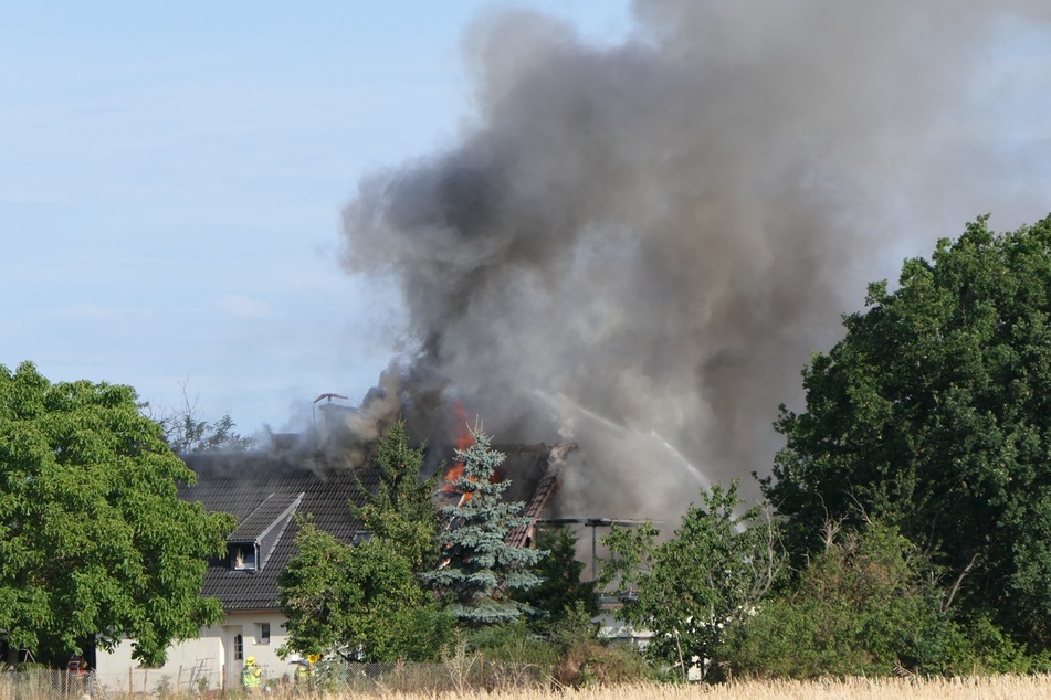 Eine große Rauchwolke war schon von Weitem sichtbar, nachdem ein Dachstuhl bei Grimma in Flammen aufgegangen war.