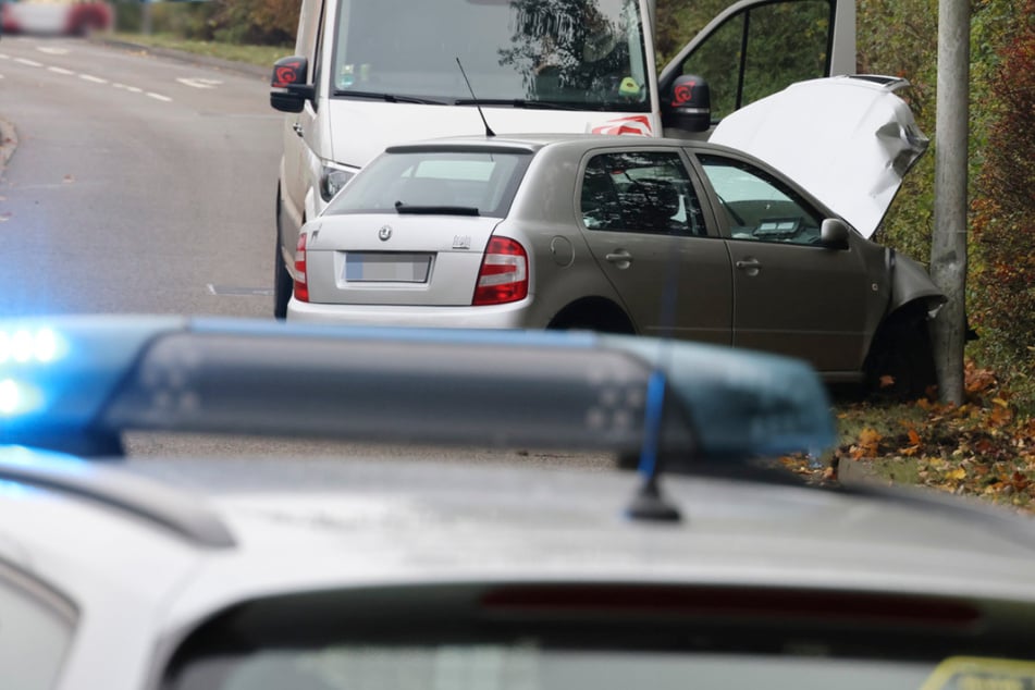 Der Skoda krachte frontal gegen eine Laterne.