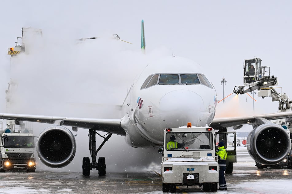 Eine Airbus der Fluggesellschaft Eurowings wird auf dem Flughafen Berlin Brandenburg "Willy Brandt" vor dem Start enteist.
