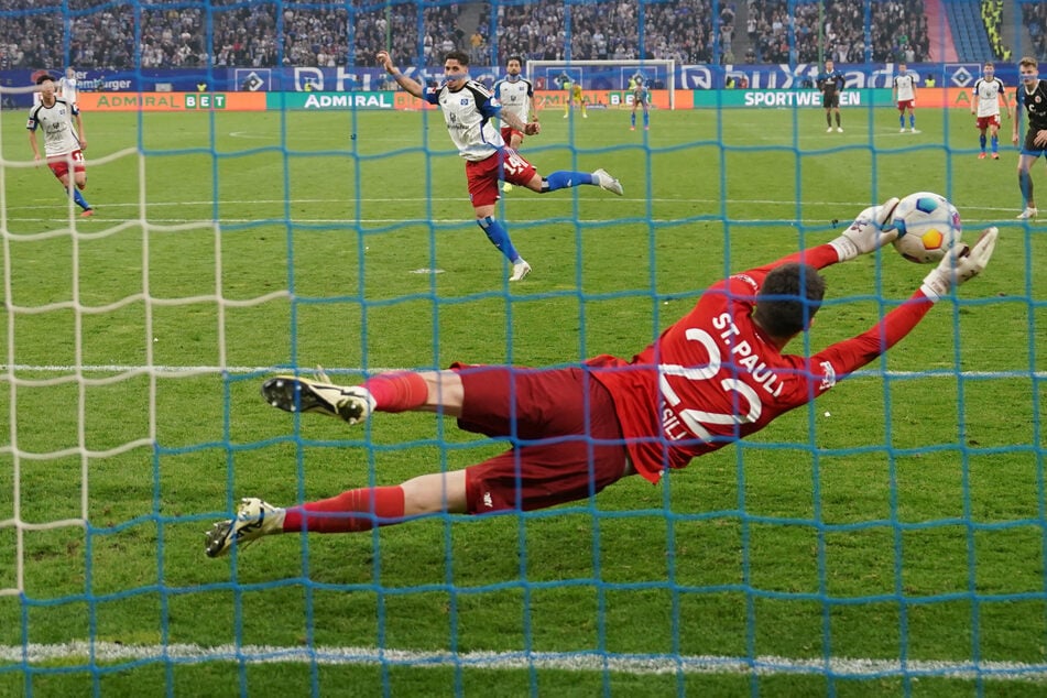 In der Nachspielzeit hielt Vasilj noch einen Elfmeter von HSV-Profi Ludovit Reis (23).