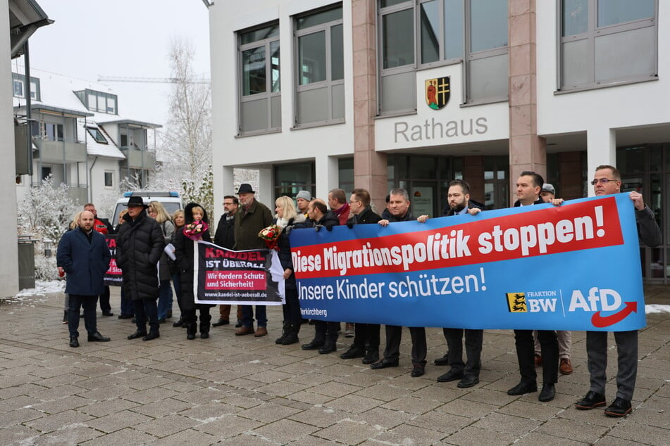 Die AfD hat nach dem Gewaltverbrechen an zwei Mädchen in Illerkirchberg bei Ulm am Samstag eine Kundgebung veranstaltet.