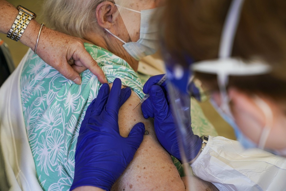Margaret Wilson, 90, wird mit dem Corona-Impfstoff von Pfizer-BioNTech im Pflegeheim in den USA geimpft. In Deutschland sollen die ersten Impfungen wohl am 27. Dezember starten.