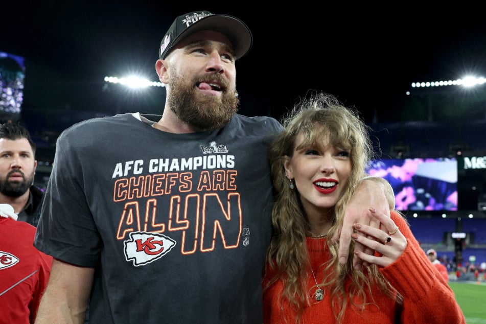 Taylor Swift (34, r.) und Travis Kelce (34) nach dem Einzug der Kansas City Chiefs in den Super Bowl.