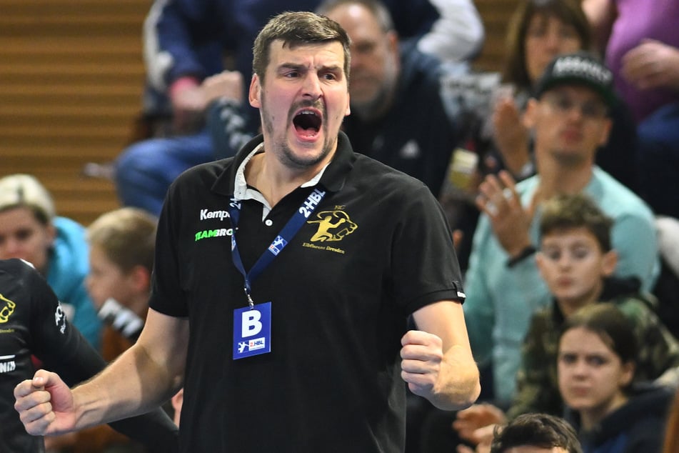 Der Spielplan beschert dem HC Elbflorenz am vierten Spieltag eine volle Halle - ganz zur Freude von Rico Göde (44).