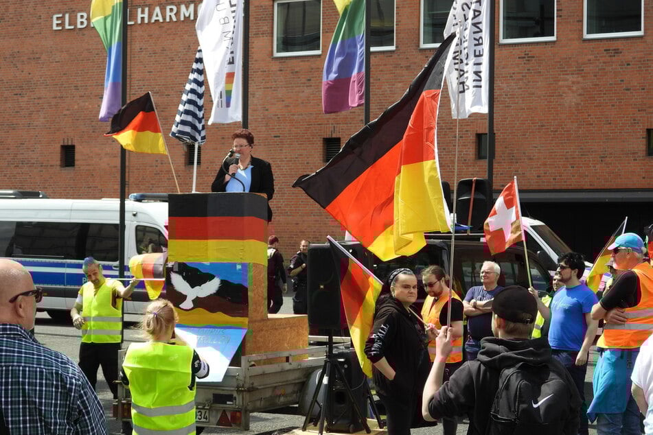 Lange Gesichter bei der AfD: Nur 30 Menschen kamen zur Demo in der Hafencity.