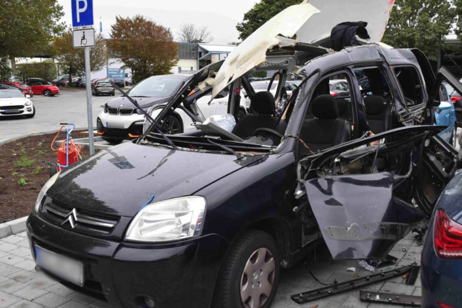 Lauter Knall auf Parkplatz: Auto explodiert, während Fahrer (23) darin sitzt