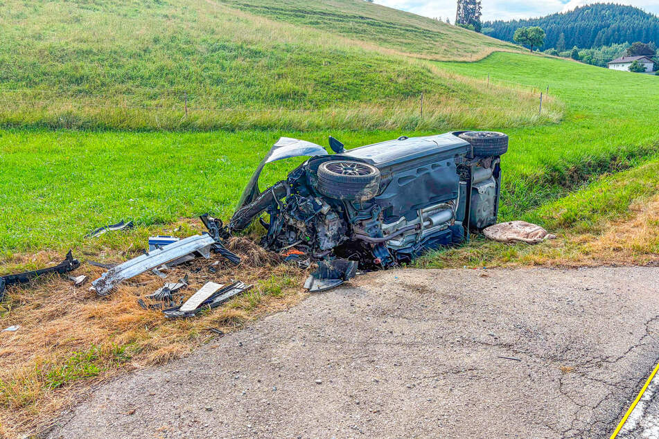 Das Auto landete in einem Bach.