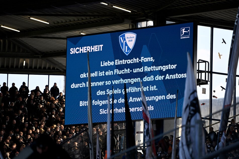 Auf der Anzeigetafel wurden die Fans der Eintracht ebenfalls darauf hingewiesen, das Fluchttor nicht zu verdecken.