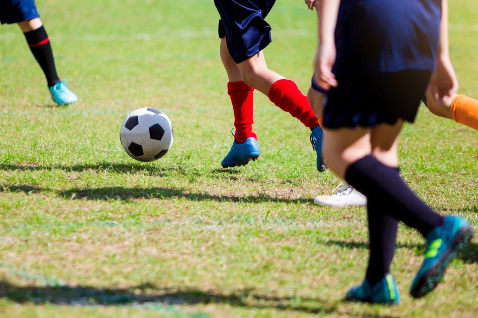 Ersten Erkenntnissen zufolge handelte es sich bei dem Fußballspiel nicht um ein organisiertes Training, sondern um einen lockeren Kick unter Freunden und Bekannten. (Symbolfoto)
