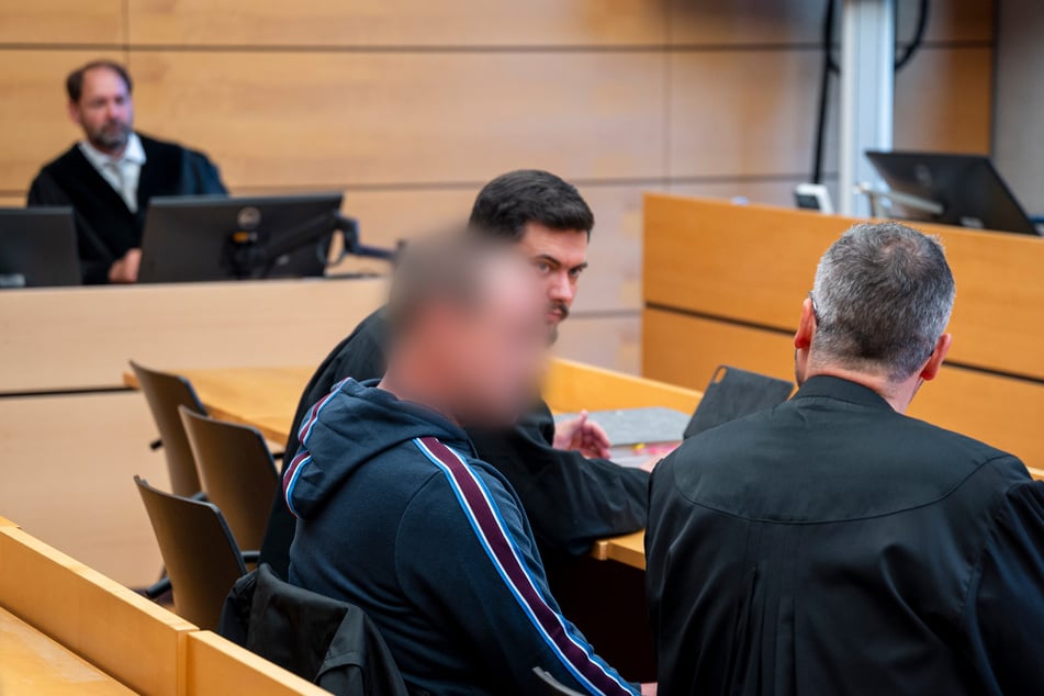 Das Landgericht Würzburg hat den Angeklagten (heute 49) des Mordes schuldig gesprochen.