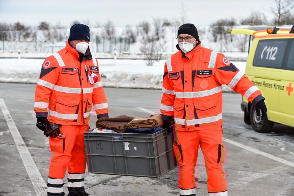 Johanniter und Rotes Kreuz brachten gestern Decken und Tee für die stundenlang Wartenden im Stau.