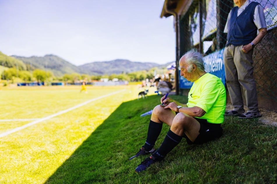 Jahrelang pfiff Werner Ziebold (90) vom SV Weilertal in der Kreisliga.