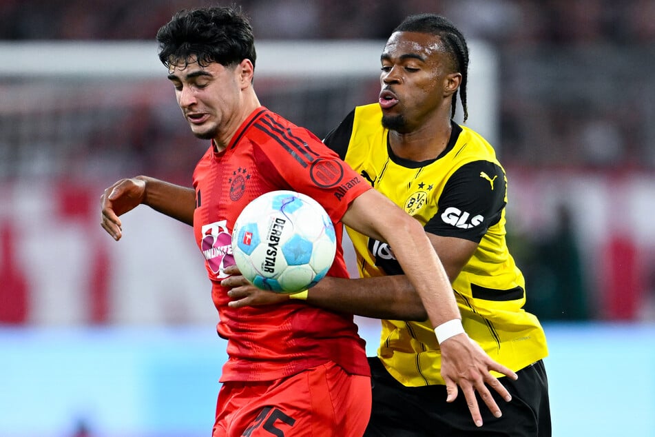 Carney Chukwuemeka (21, r.), hier gegen Bayerns Aleksandar Pavlovic (21), soll sich in Gesprächen mit RB Leipzig befinden.