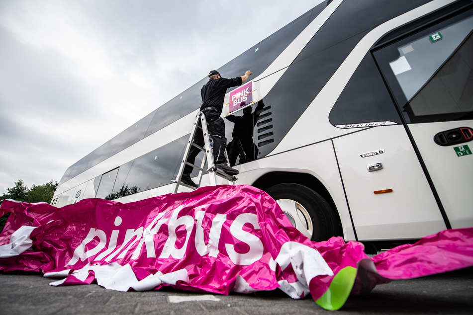 Das Kölner Start-Up Pinkbus muss seine Busse farblich umgestalten, weil ihr bisheriger Farbton zu sehr dem Magenta der Deutschen Telekom ähnelt.