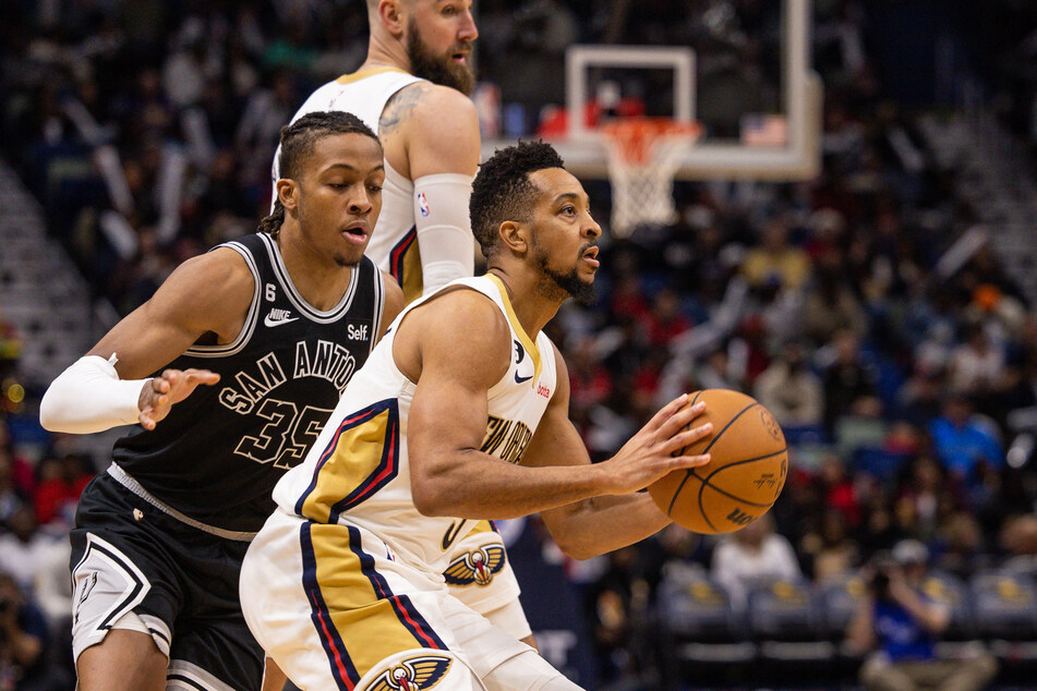 The New Orleans Pelicans' C.J. McCollum (r.) scored a season-high 40 points against the San Antonio Spurs.