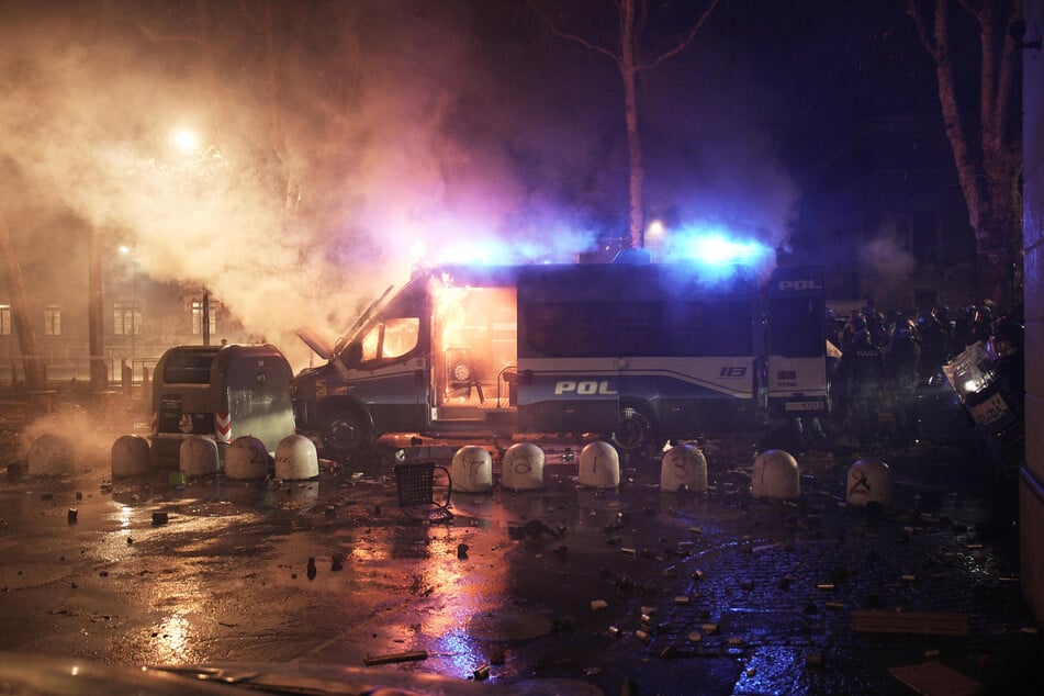 Ein Polizeifahrzeug brannte während der Ausschreitungen.