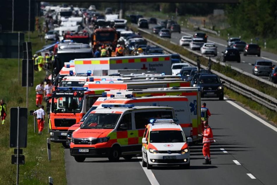 Gegen Mittag kam es auf der A3 im Landkreis Regensburg zu einem schweren Verkehrsunfall mit drei Fahrzeugen – darunter ein Reisebus.
