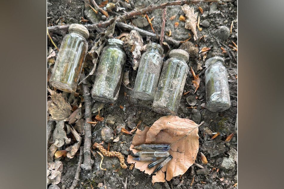 Unter anderem solche Ampullen wurden auf dem Gelände entdeckt.